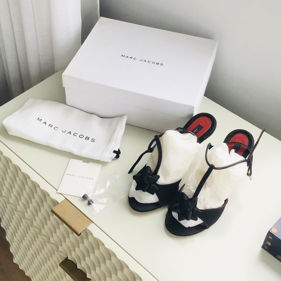 MARC JACOBS Brand new stunning black strap peep toe heels with bows, 39.5 - NWT - Picture 2 of 8